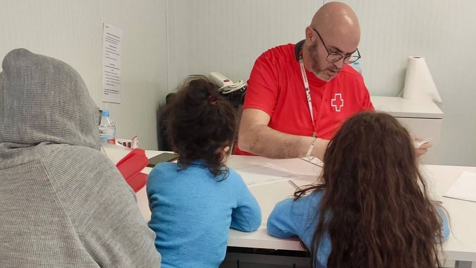 Persones migrants ateses per Creu Roja al port d'Alacant