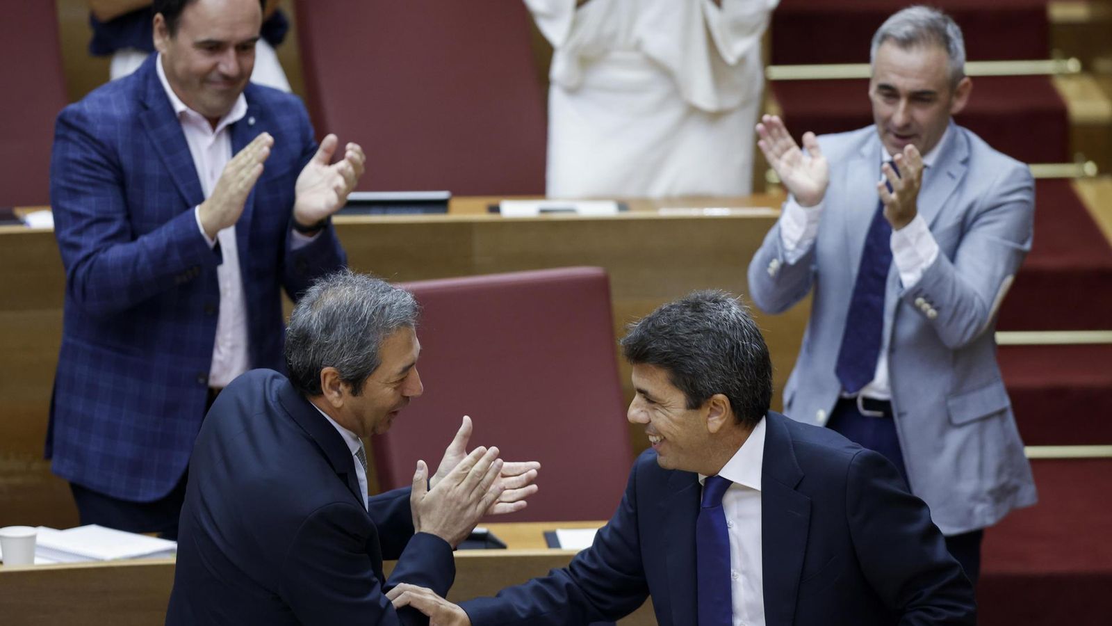 La bancada popular aplaudeix el president Carlos Mazón La bancada popular aplaudeix el president Carlos Mazón