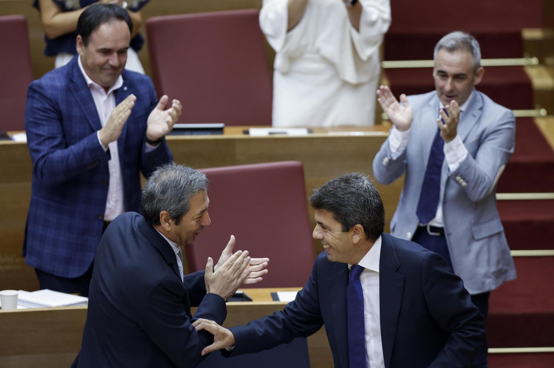 La bancada popular aplaudeix el president Carlos Mazón La bancada popular aplaudeix el president Carlos Mazón
