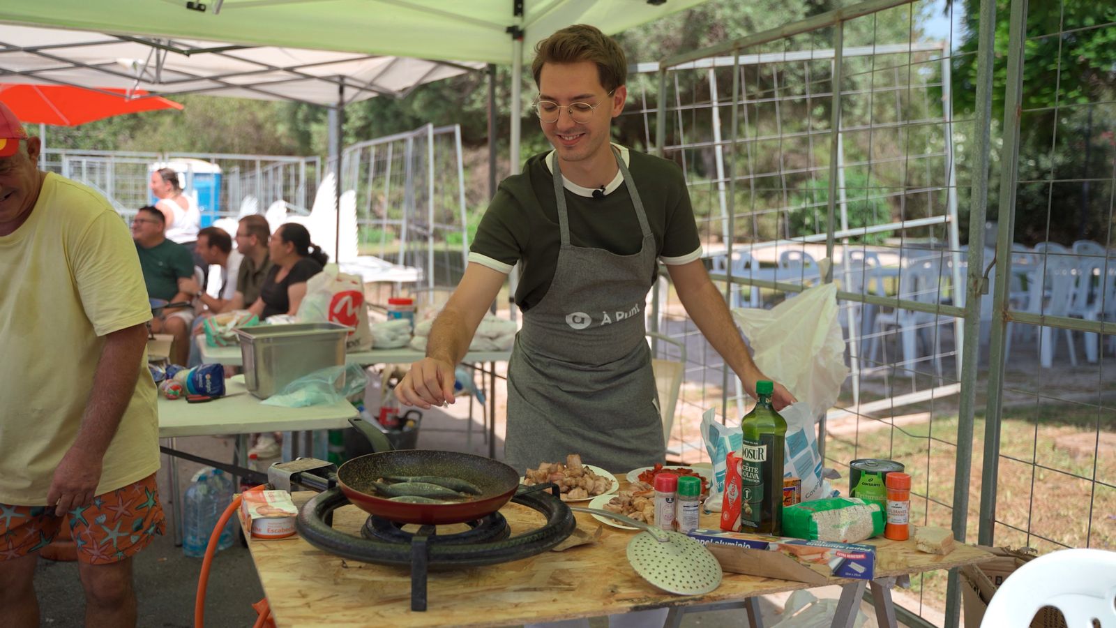 Ernesto Peretó cuinant a Torrevieja