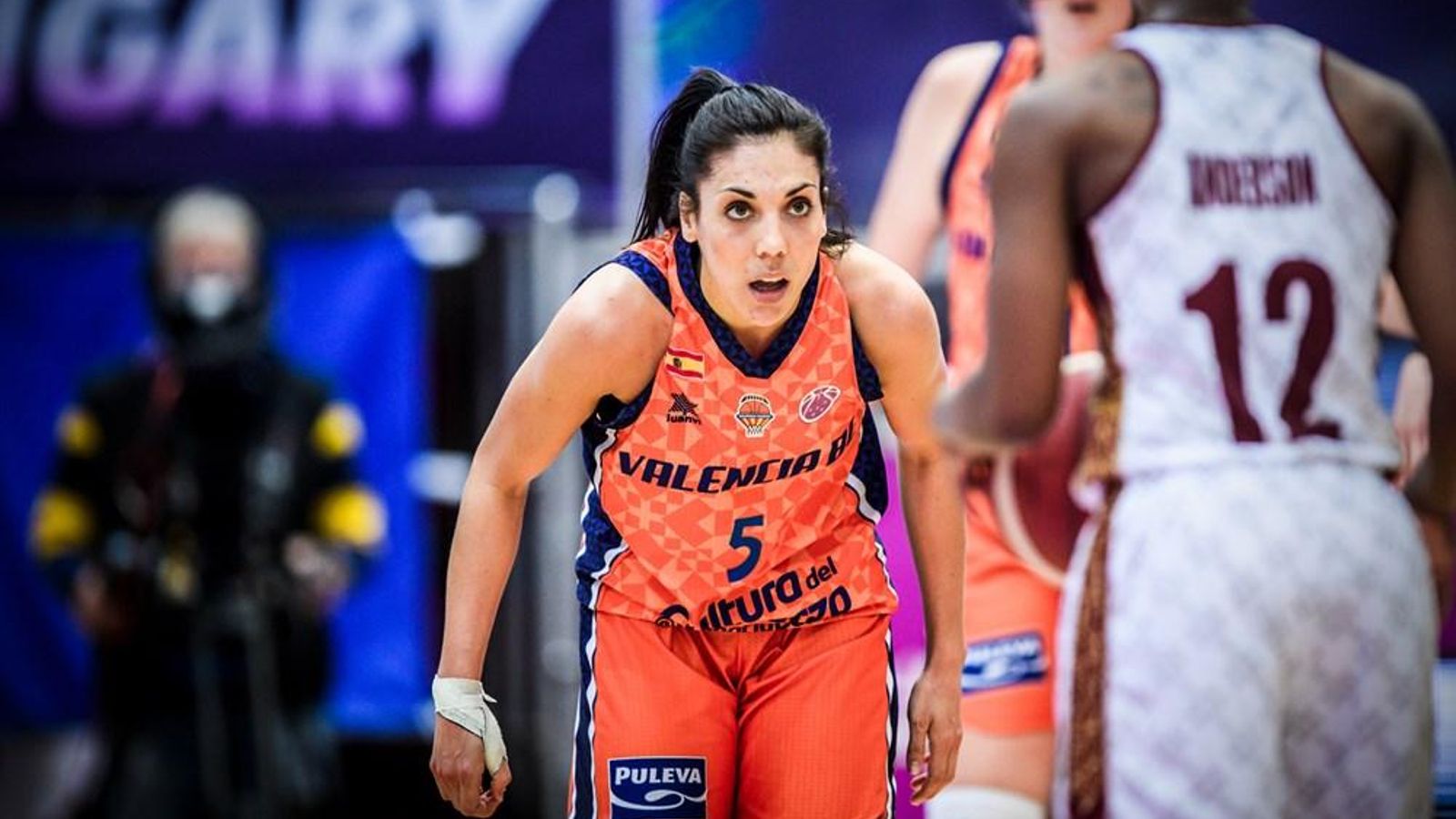 La jugadora del València Basket, Cristina Ouviña, en una acció defensiva durant la final de l'Eurocup 2021.