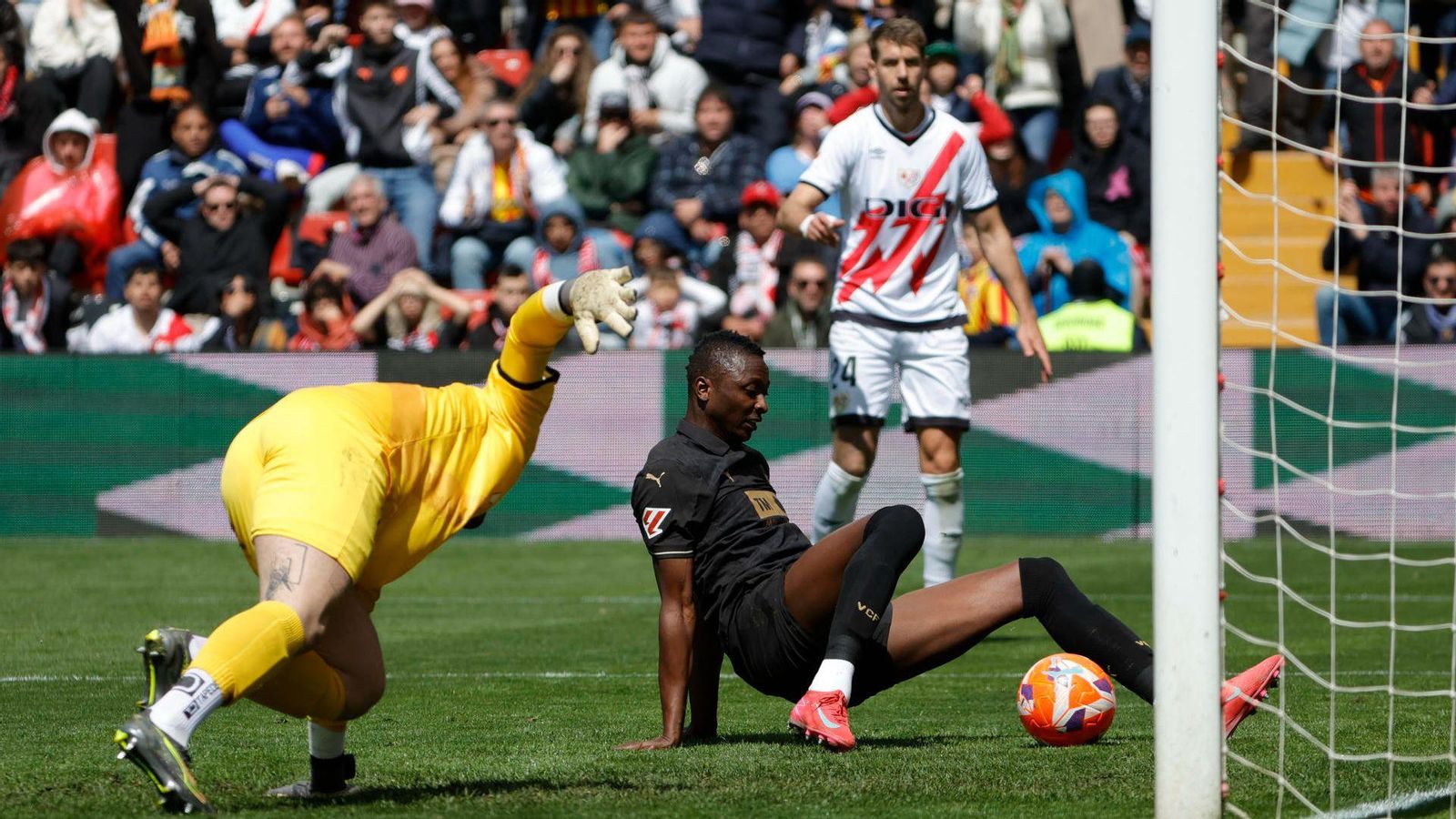 Sadiq, en l'acció del gol
