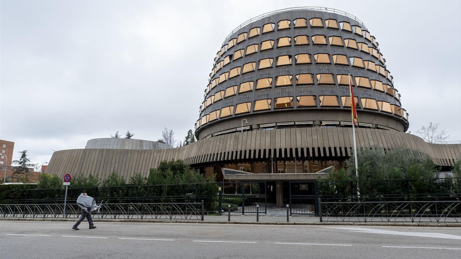 Un operari porta una nova cadira d'oficina a la seu del Tribunal Constitucional