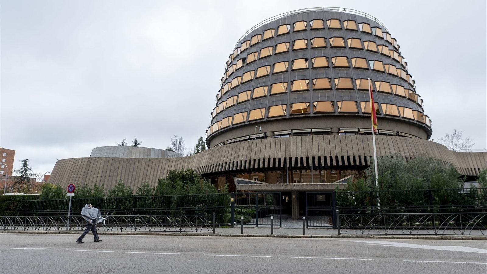 Un operari porta una nova cadira d'oficina a la seu del Tribunal Constitucional Un operari porta una nova cadira d'oficina a la seu del Tribunal Constitucional
