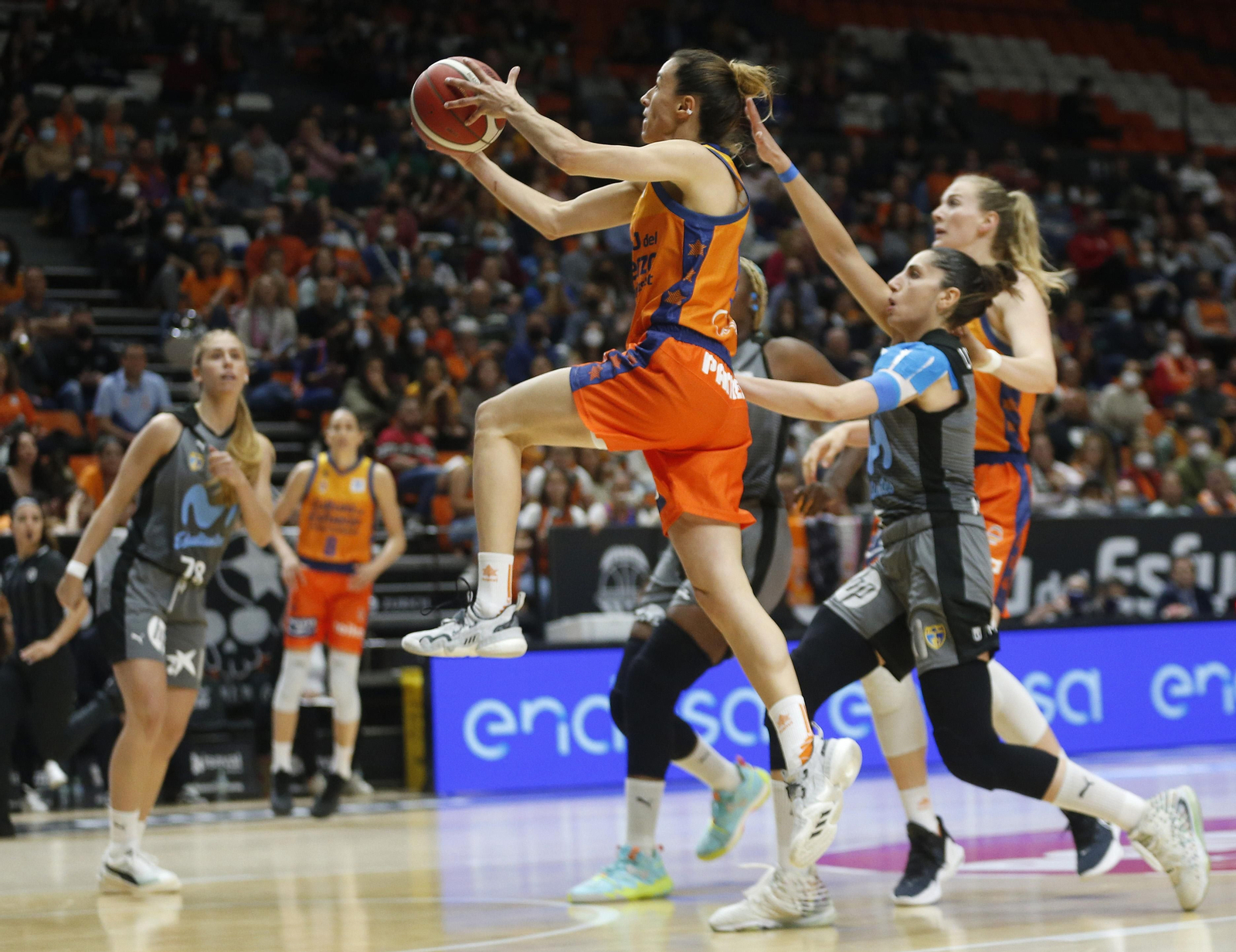 Llançament de la jugadora taronja, Queralt Casas, en el transcurs del partit contra el Movistar Estudiantes a la Fonteta