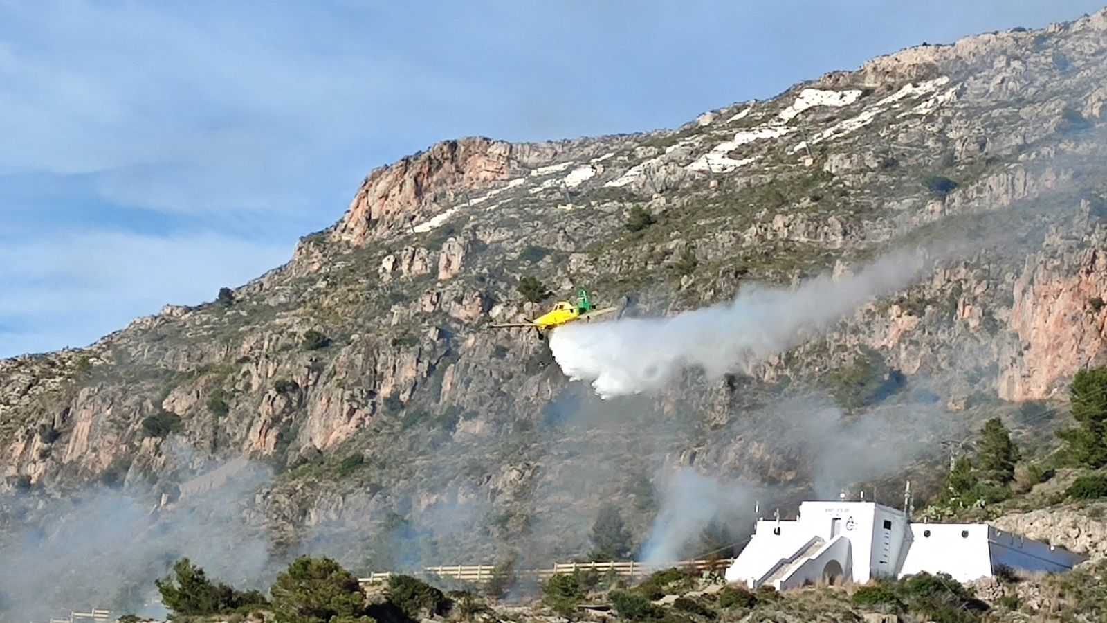 Imatge de les tasques d'extinció de les flames