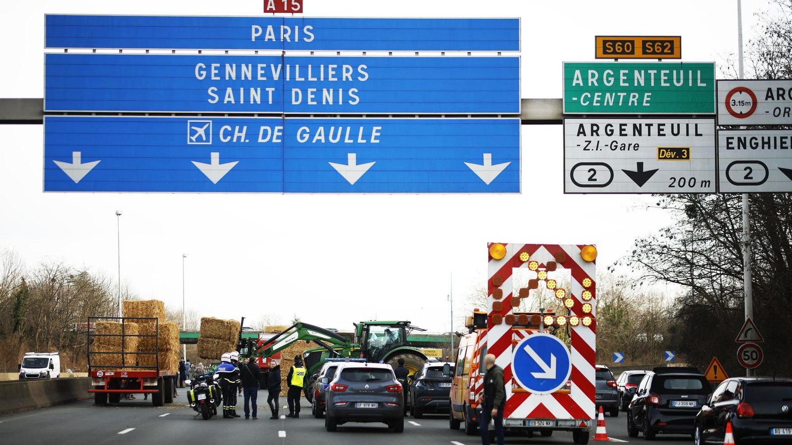 Decenes d'agricultors tallen l'autopista A15 prop d'Argenteuil, al nord de París, amb tractors i bales de palla