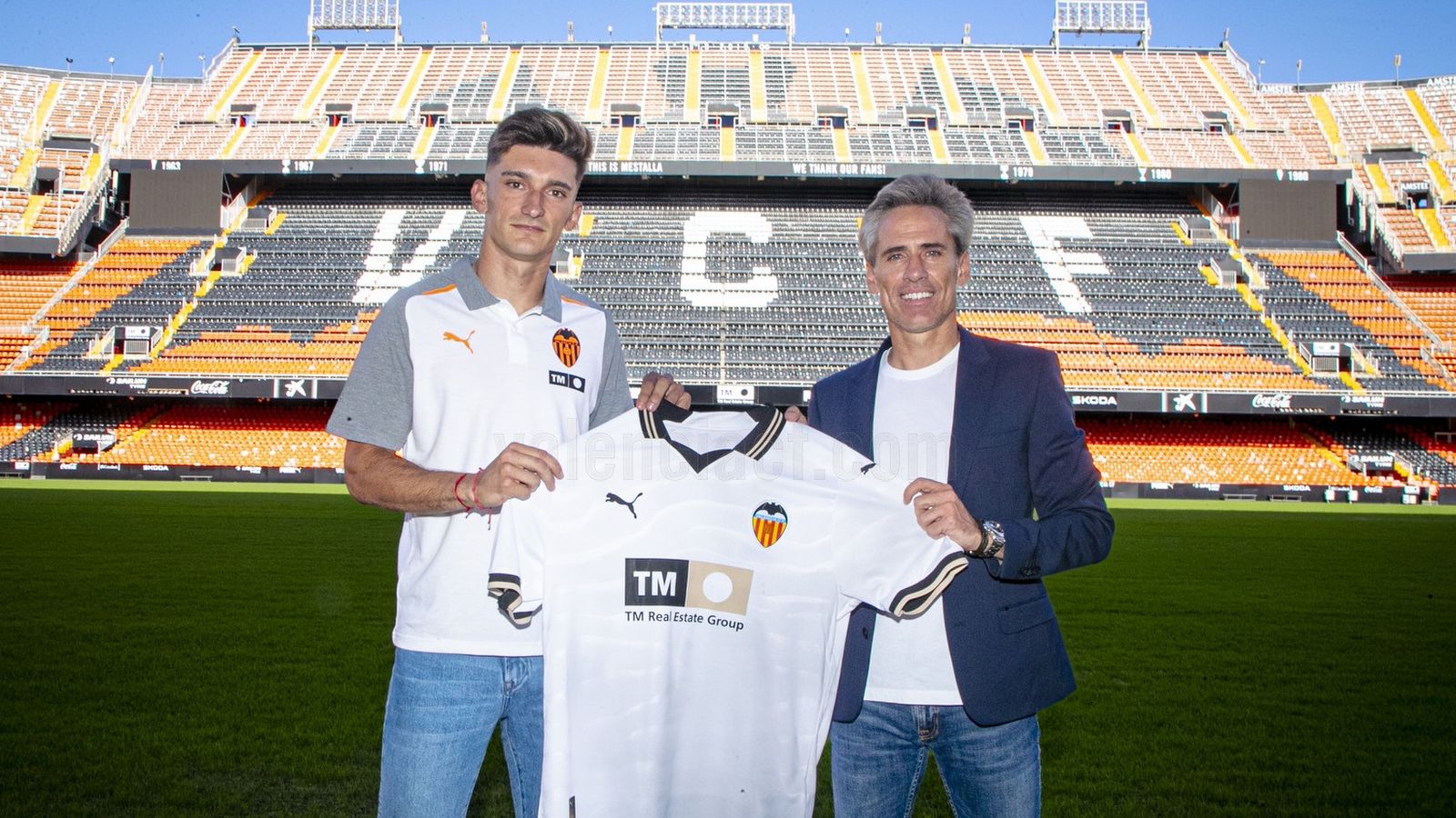 Pepelu i el director esportiu del València, Miguel Ángel Corona, a l'Estadi de Mestalla