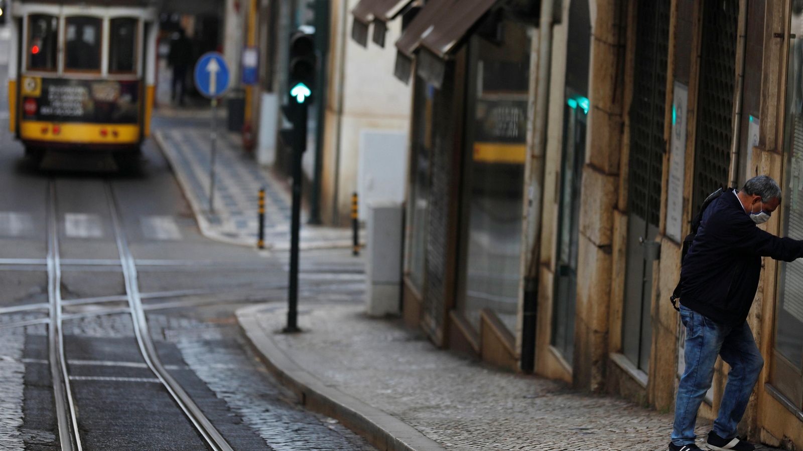 Un home entra a casa a Lisboa, Portugal