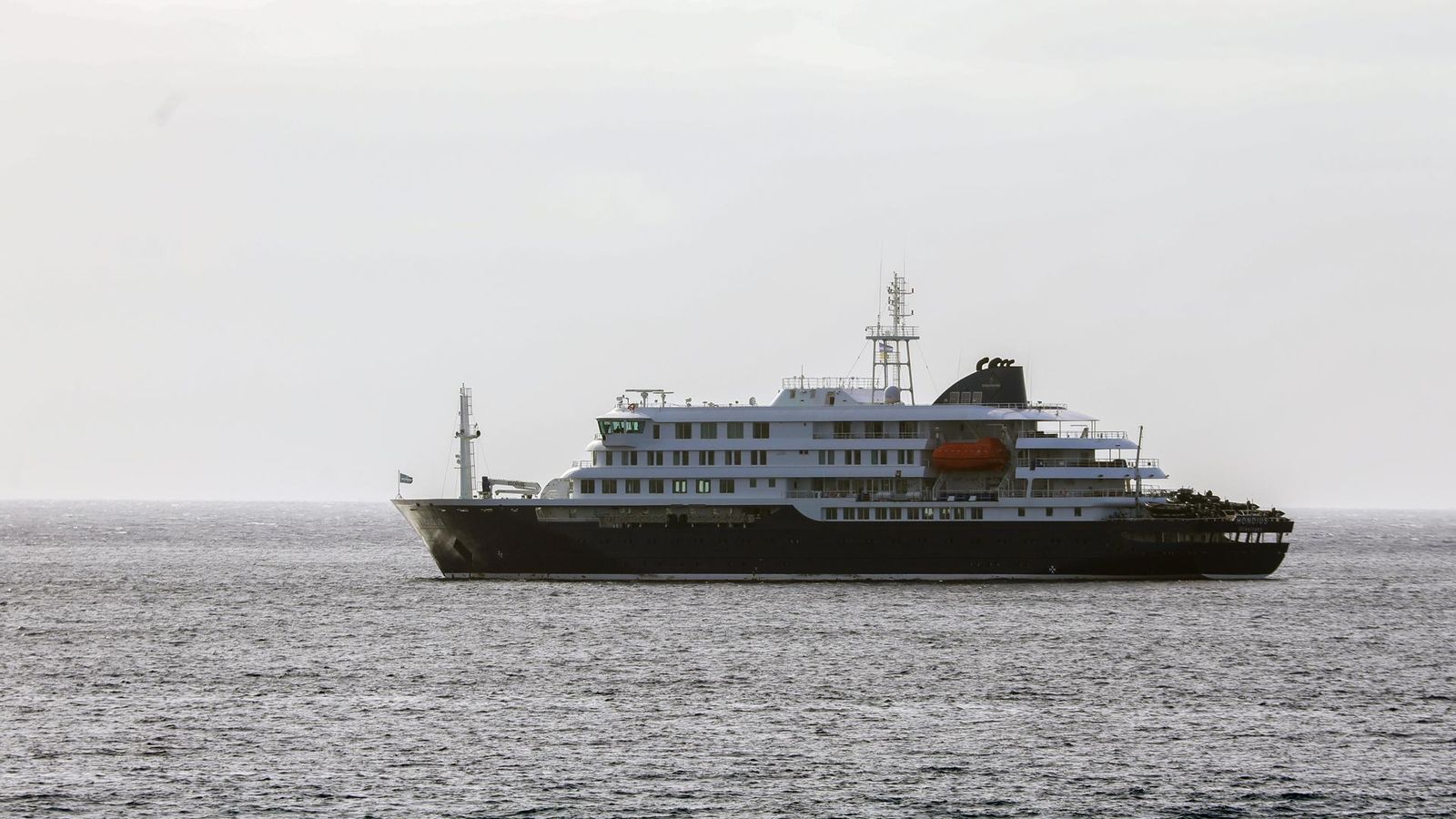 El creuer neerlandés MV Hondius ancorat davant la costa de la ciutat de Praia, a l'illa de Santiago, Cap Verd