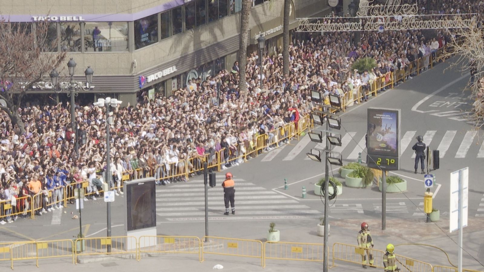 Una multitut espera abans d'una mascletà, en una imatge d'arxiu