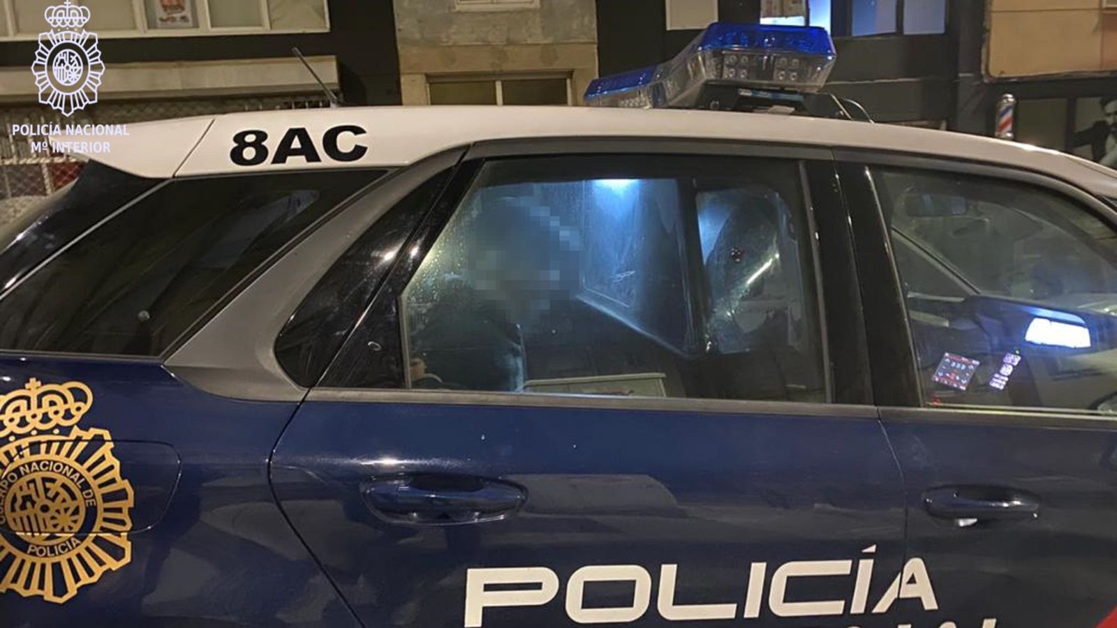 El detingut, dins d'un cotxe policial