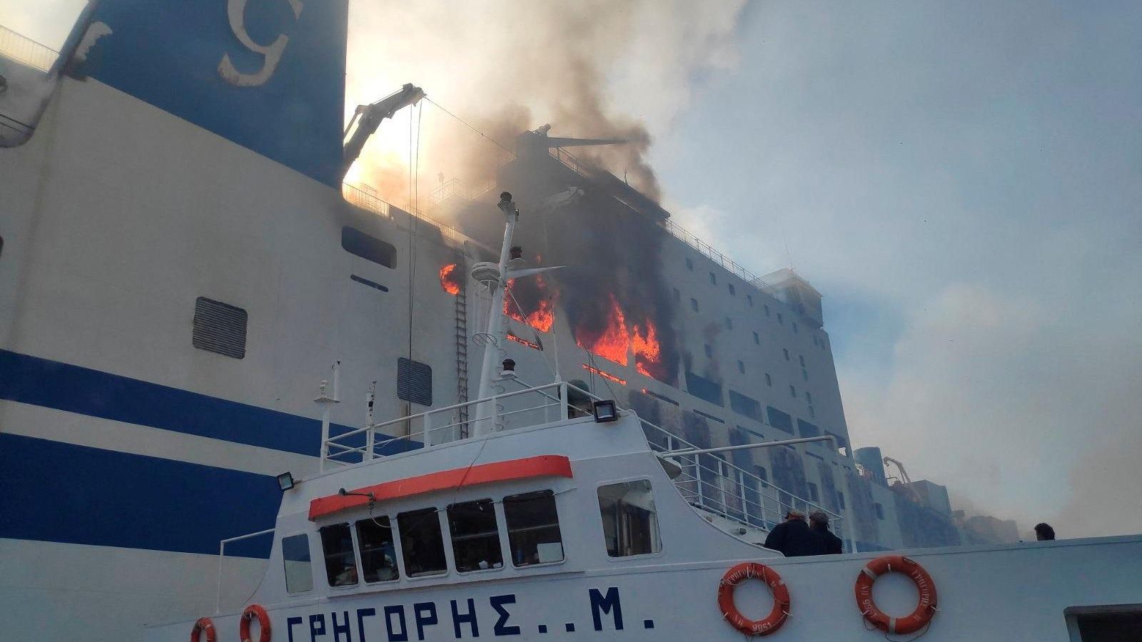 Imatge del moment en què les flames eixien de l'interior del vaixell