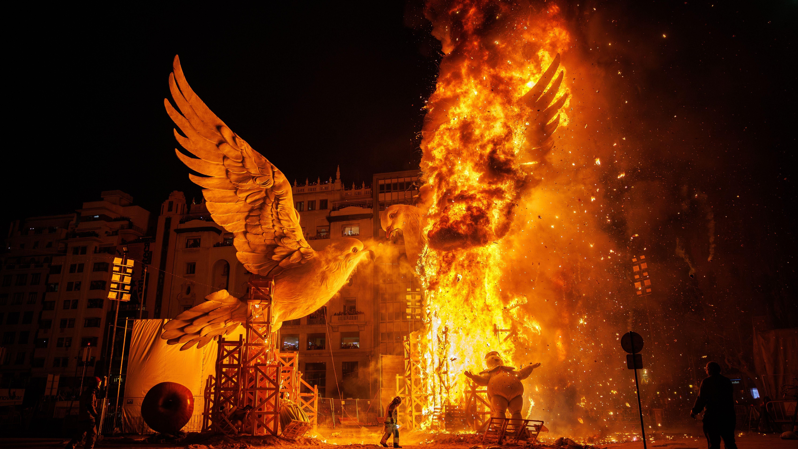 Cremà de la falla municipal de 2024 a la plaça de l'Ajuntament de València Cremà de la falla municipal en la plaça de l'Ajuntament de València