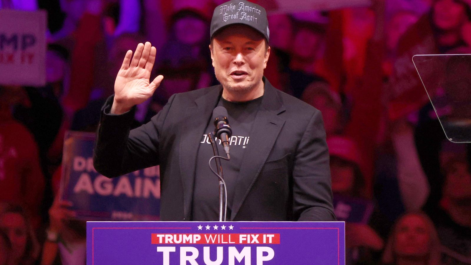 Elon Musk saludant al públic durant un míting celebrat en suport a Donald Trump, en el Madison Square Garden de Nova York