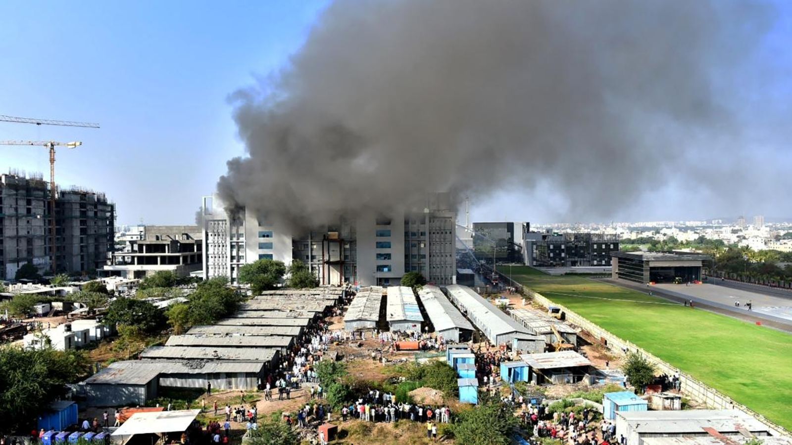 Imatge de l'edifici que ha resutlat afectat durant l'incendi envoltat de fum