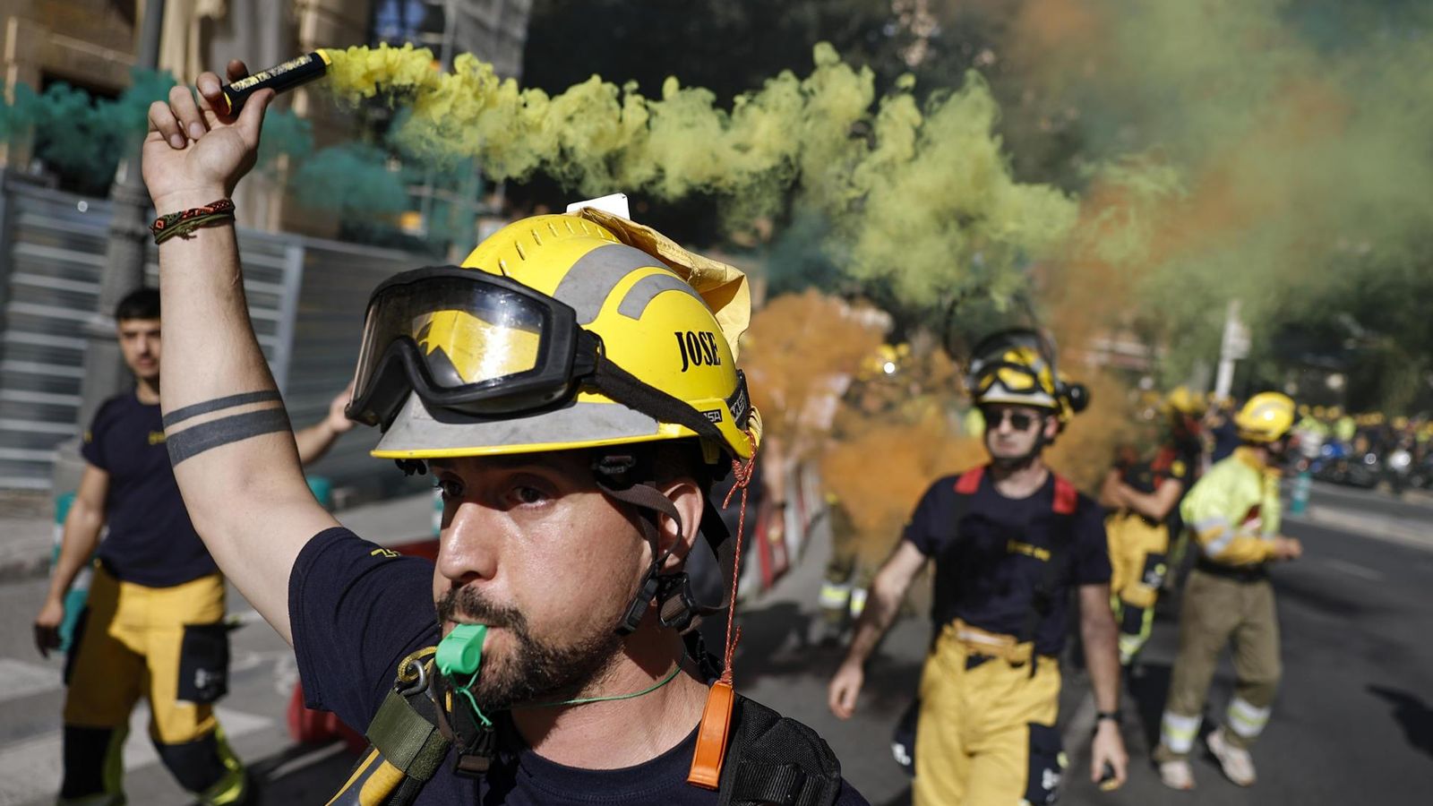 Manifestació dels bombers forestals de la Generalitat a València, aquest dimarts