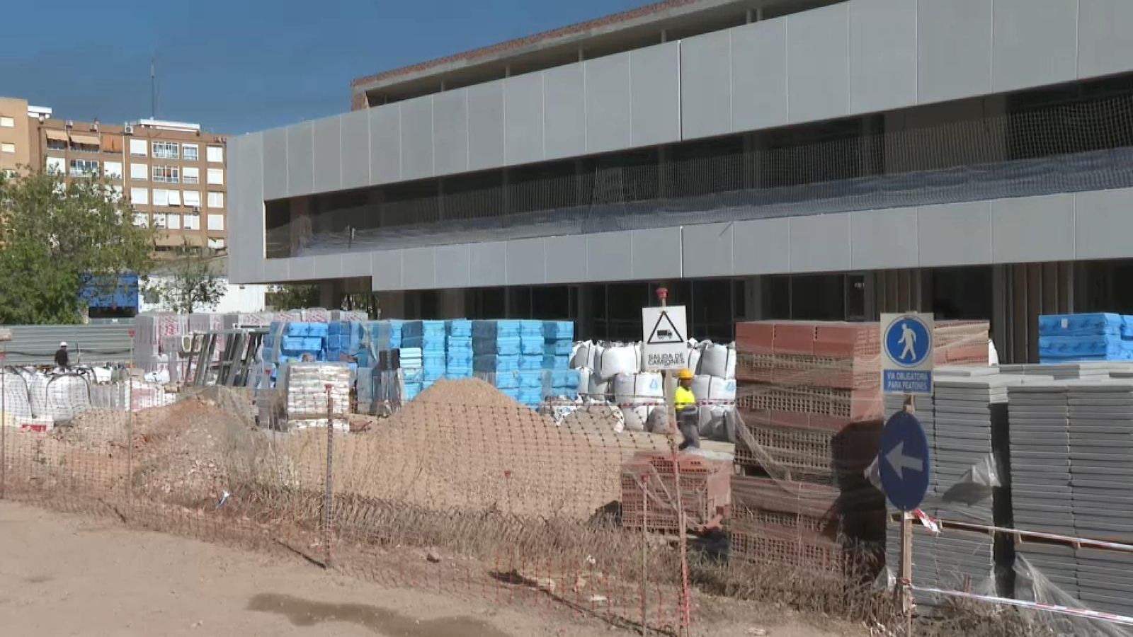 En imatge, un dels centres educatius pendents de rematar