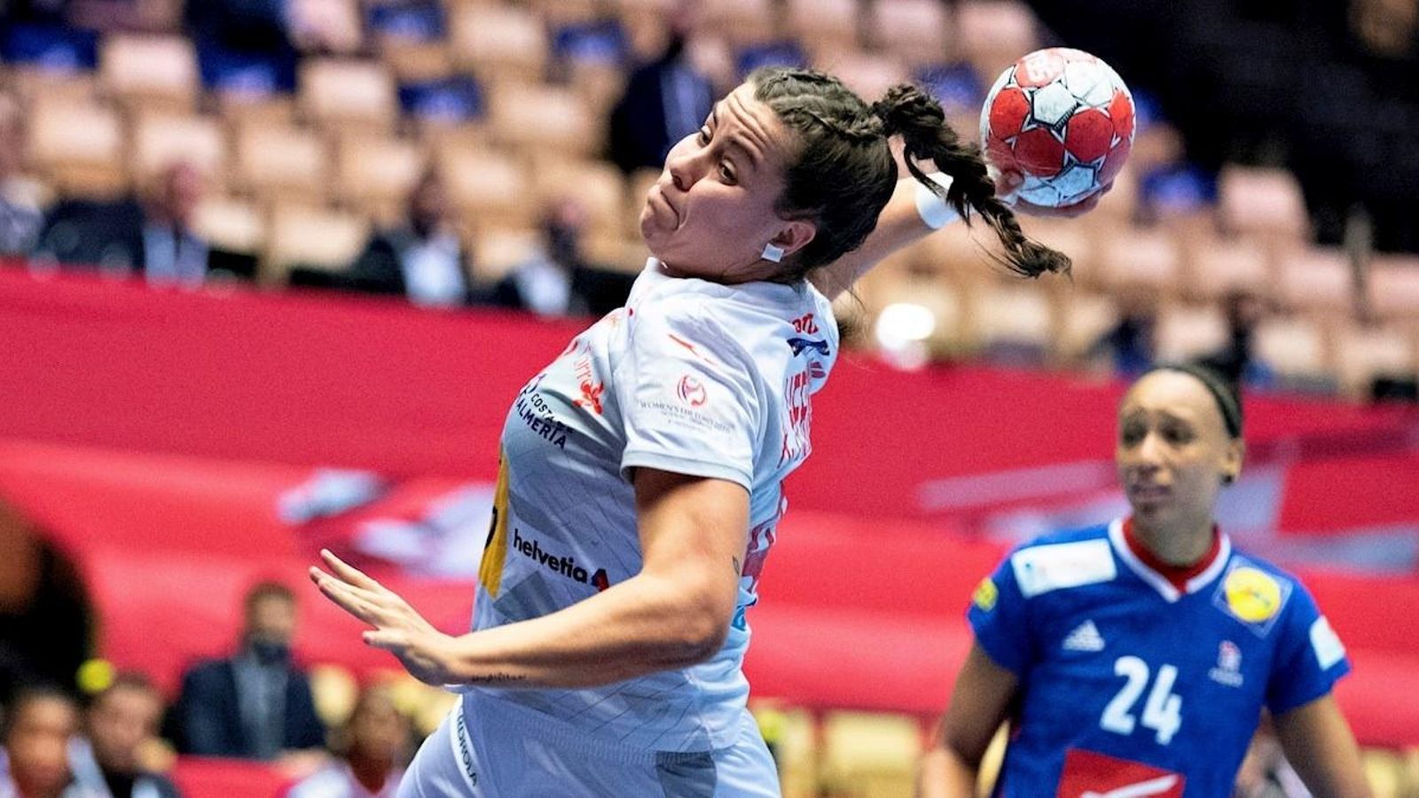 Ainhoa Hernández fa un llançament a porteria