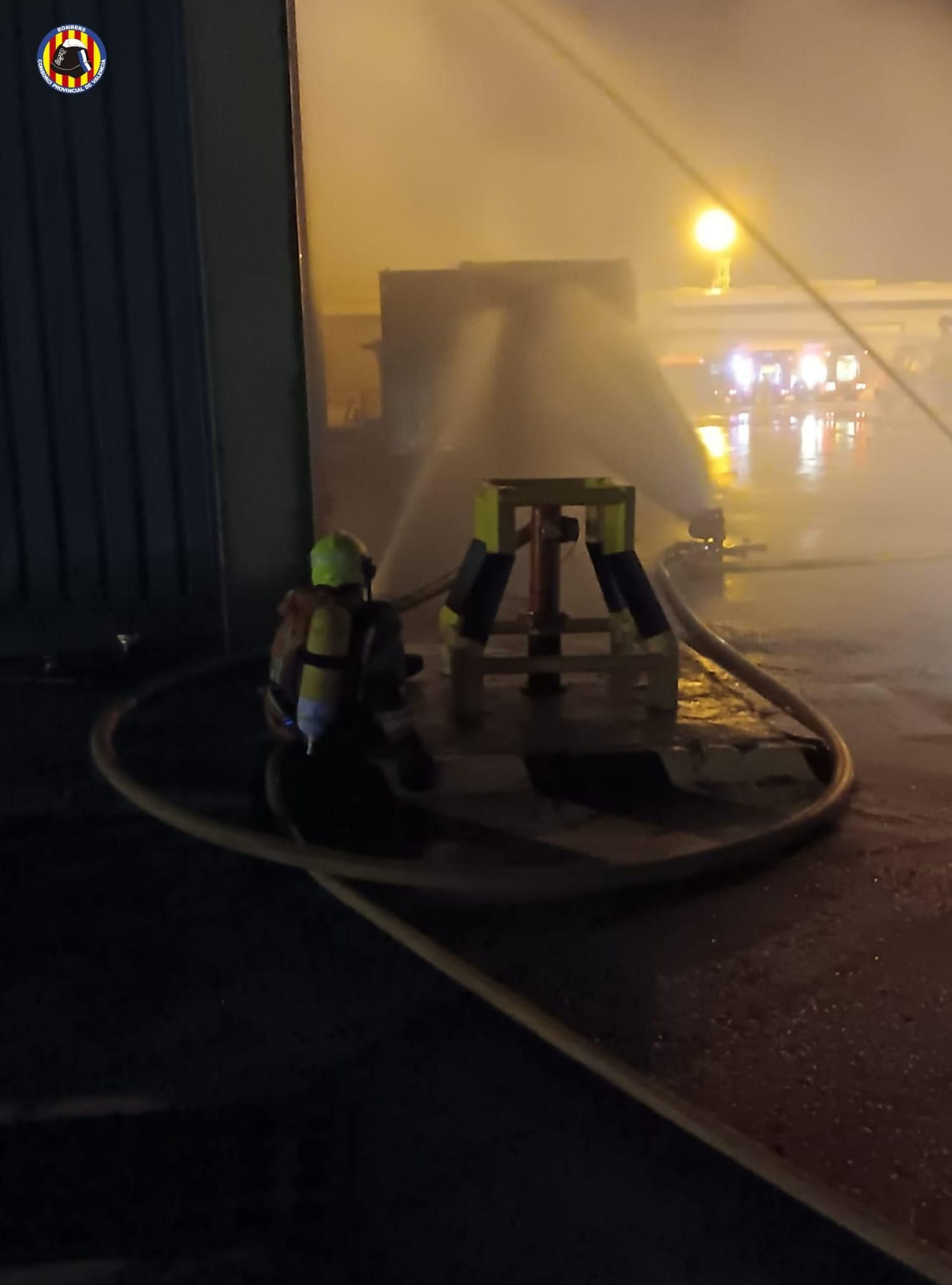 Actuació dels bombers a l'incendi del port de Gandia