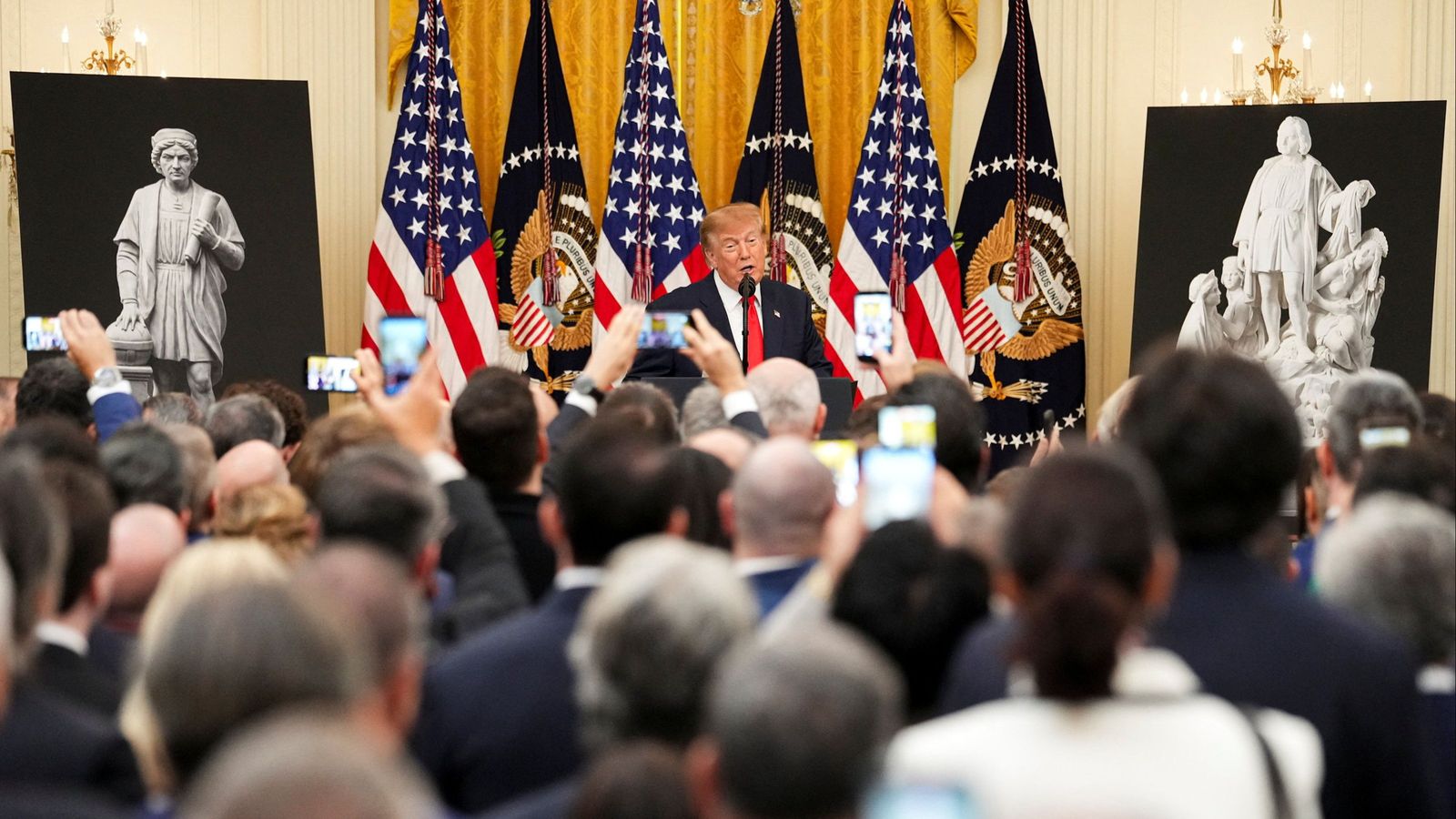 Donald Trump, davant la multitud durant l'acte d'homenatge a Cristòfor Colom