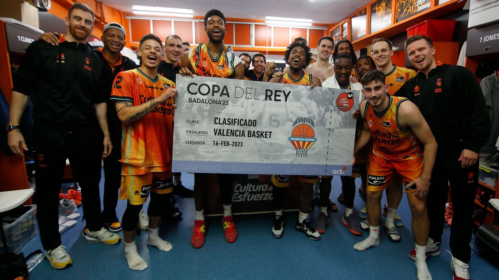 Els jugadors taronja, amb el bitllet per a la Copa