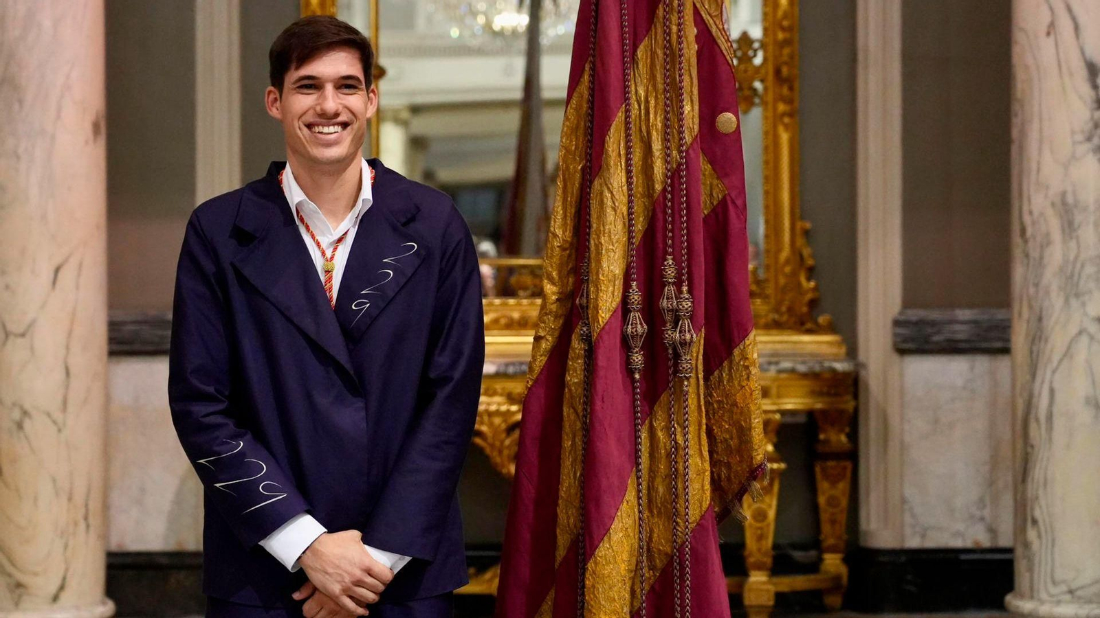 Borja Sanjuán, al costat de la Senyera, amb una jaqueta que tenia el nombre de víctimes de la dana en la solapa i la mànega