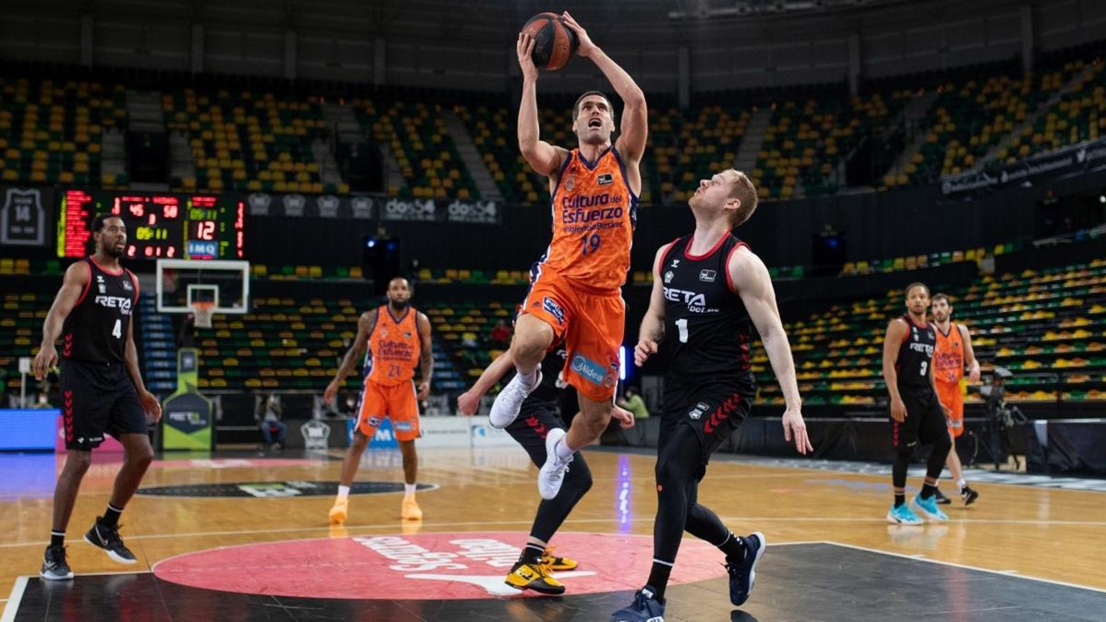 Fernando San Emeterio intenta la penetració Fernando San Emeterio intenta la penetració
