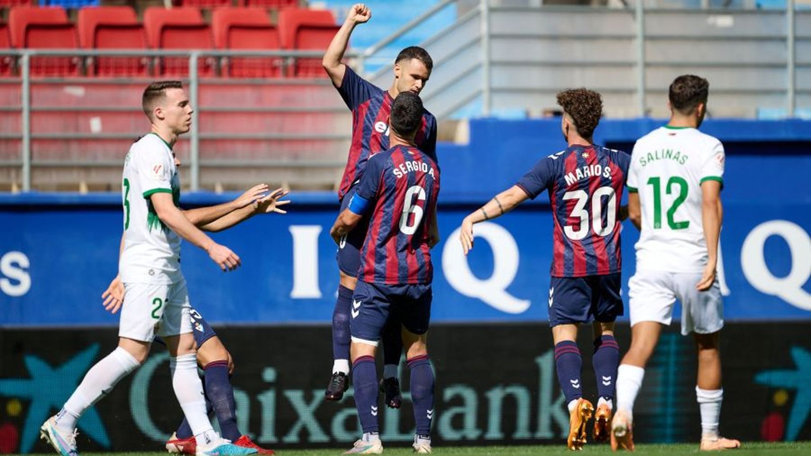 Els jugadors de l'Elx es lamenten mentre els de l'Eibar celebren un gol