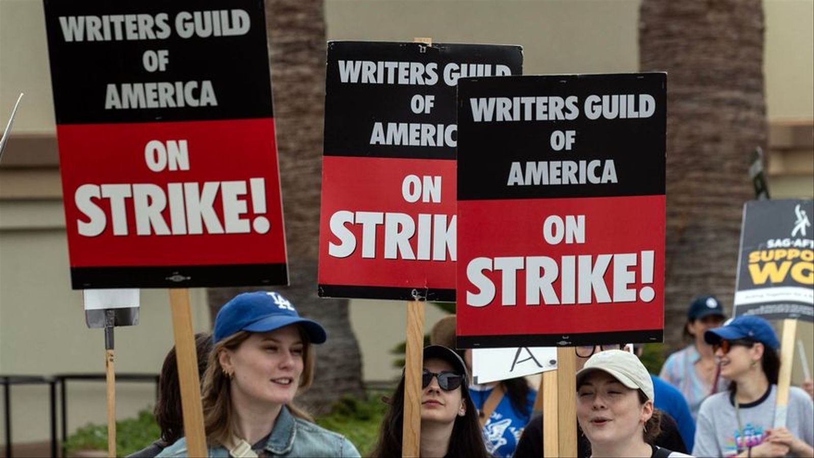 Guionistes en vaga es manifesten davant dels estudis Paramount a Los Angeles, Califòrnia (EUA)