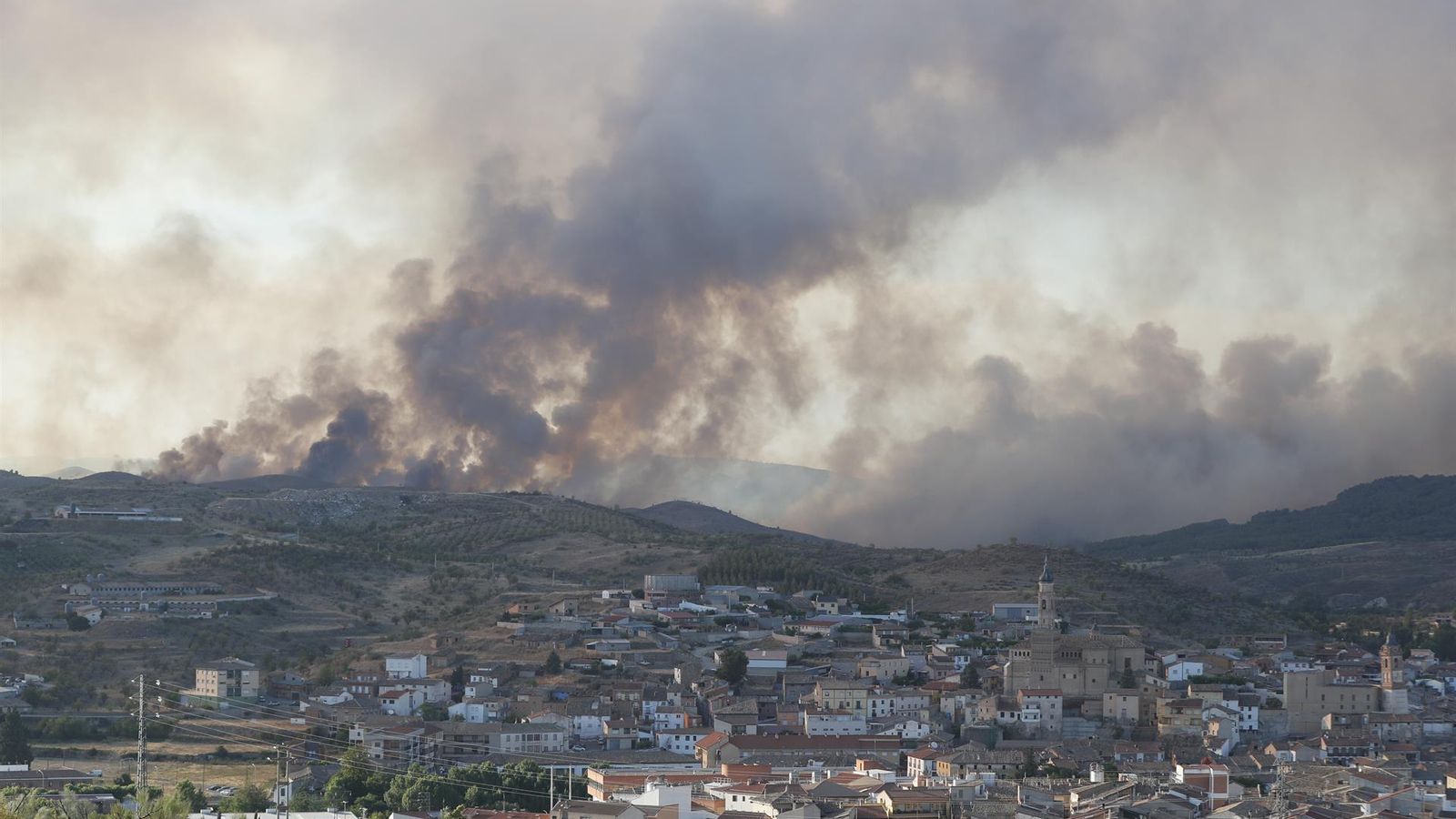 Imatge de l'incendi actiu al terme municipal d'Ateca (Saragossa), aquest dimarts