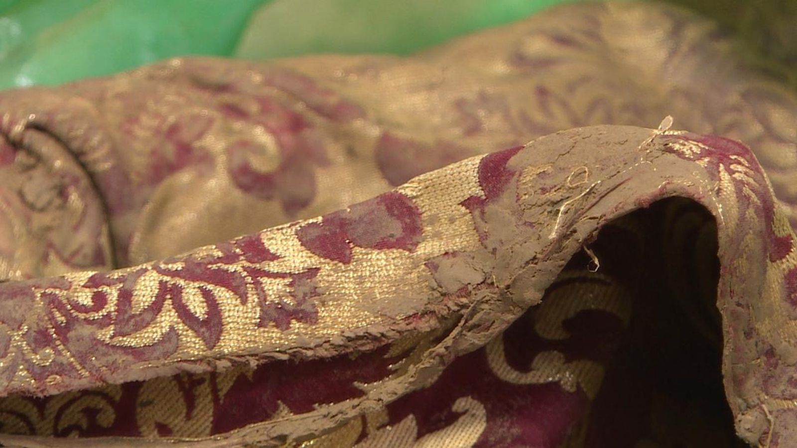 Moltes falleres han vist com els seus trages s'han fet malbé a causa del fang