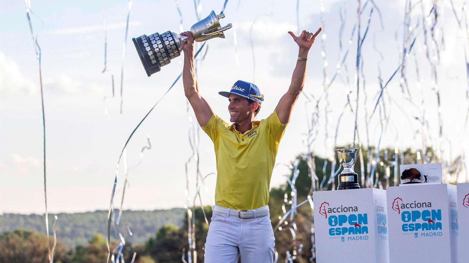 Rafa Cabrera alça el trofeu de campió Rafa Cabrera alça el trofeu de campió