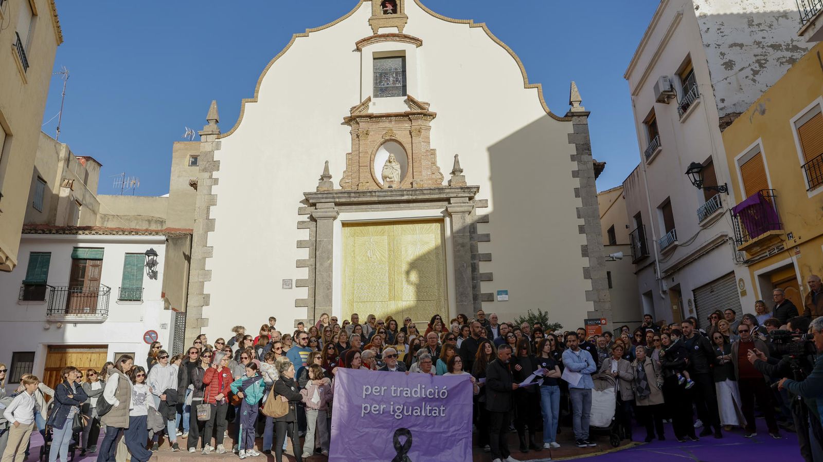 Desenes de persones s'han congregat a les portes de l'ermita de la Sang