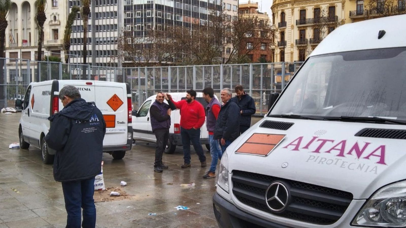 Personal de la pirotècnia Aitana, de Bèlgida, que tenia previst disparar la mascletà d'aquest dijous