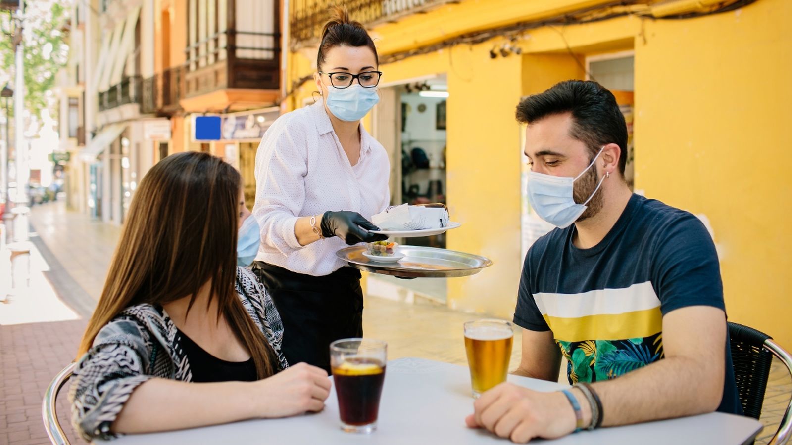 Una cambrera atén uns clients a la terrassa de l'establiment en una imatge d'arxiu
