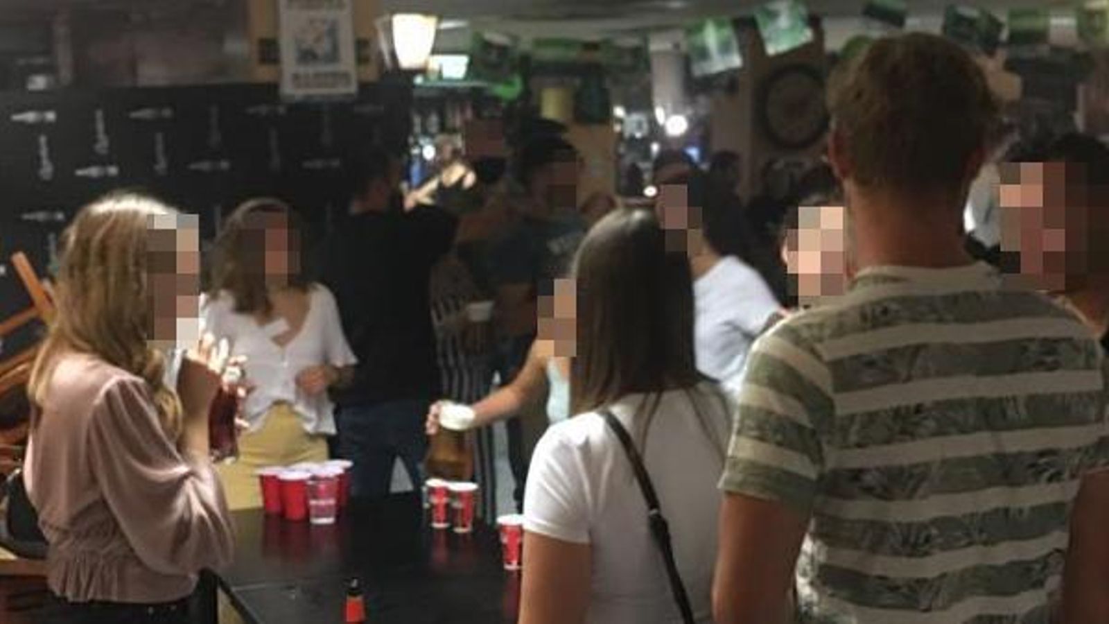 El local incomplia l'aforament màxim i molts clients no respectaven la distància social ni portaven mascareta