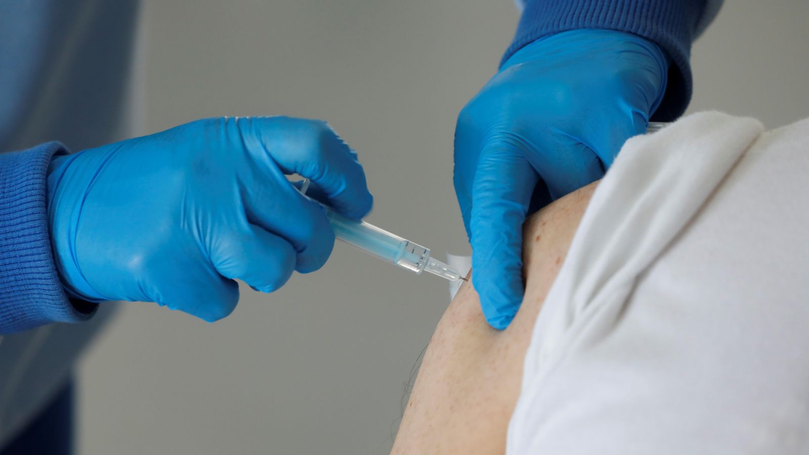 Un sanitari administra una vacuna contra el coronavirus en un punt de vacunació