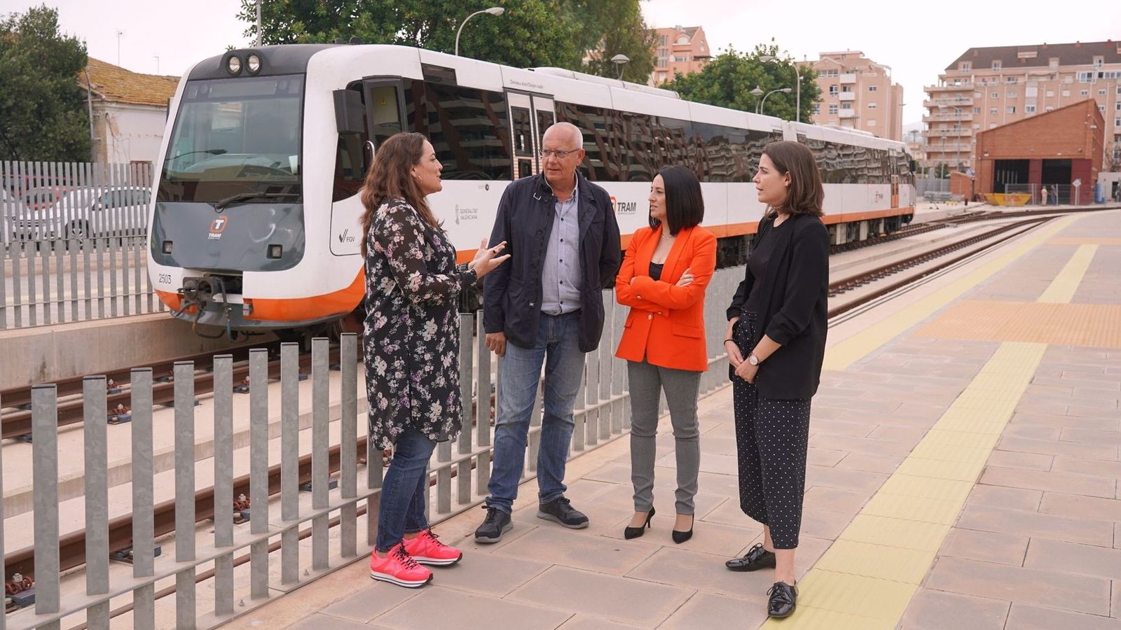 La consellera de Mobilitat, segona per la dreta, i altres autoritats de Dénia i Gata de Gorgos durant la visita a la circulació en proves del tram entre aquestes dues poblacions