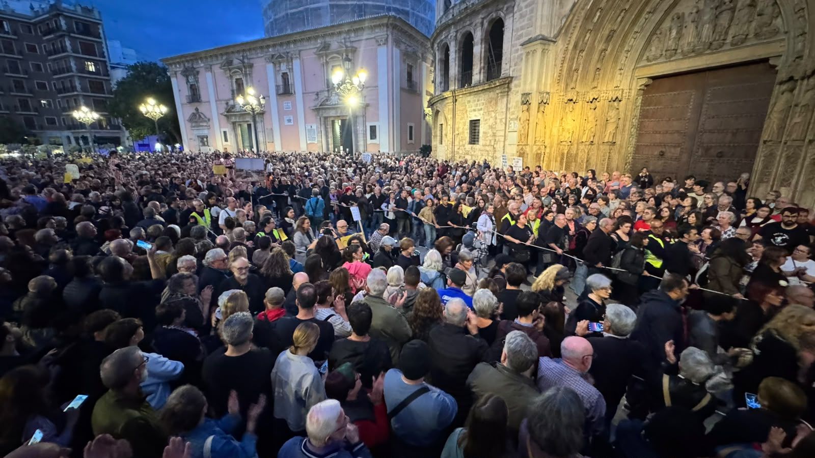 Una manifestació a València commemora el segon aniversari de la dana i exigix que Mazón entregue l’acta de diputat