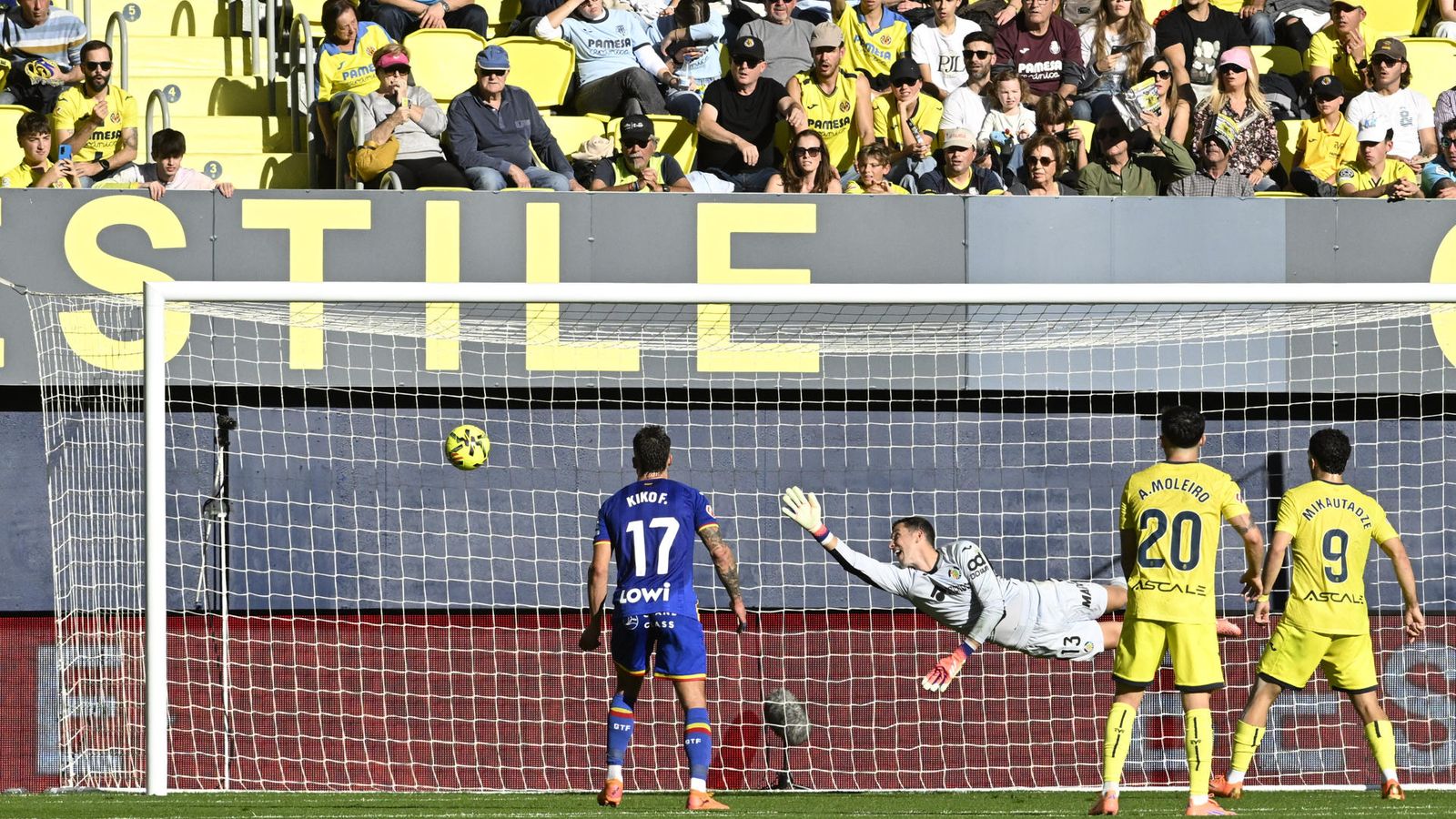 El porter del Getafe, David Soria, no ha pogut fer res per a evitar el gol de Buchanan