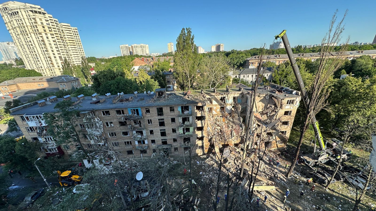 Edifici de viviendes destrossat en Kíiv, Ucraïna, després d'un atac rus amb drons i míssils aquest dilluns