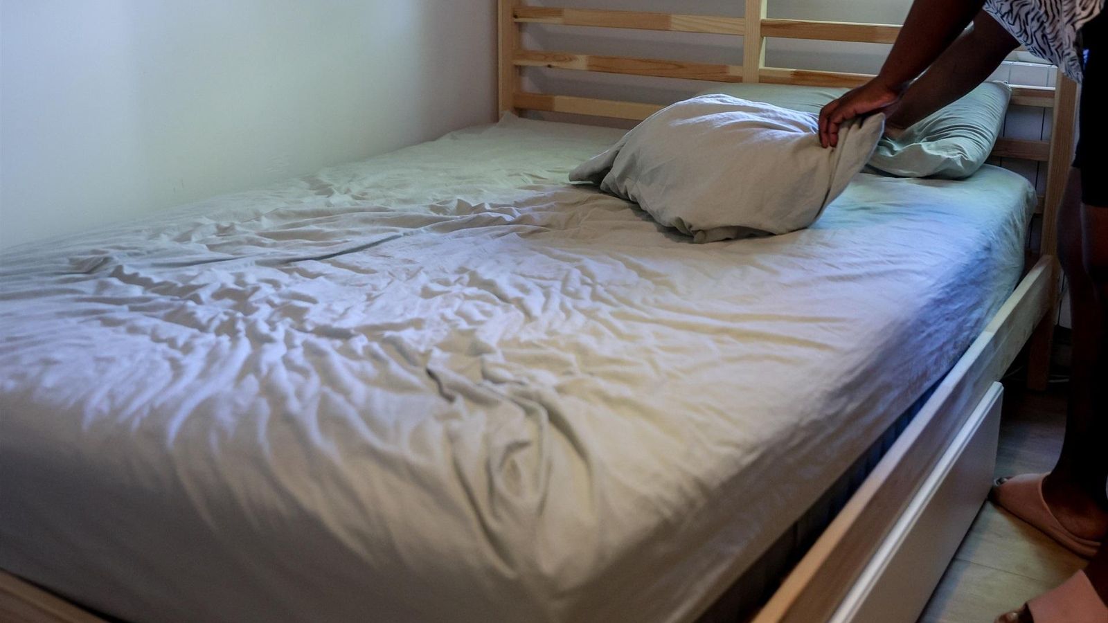 Una treballadora de la llar fa el llit en una imatge d'arxiu