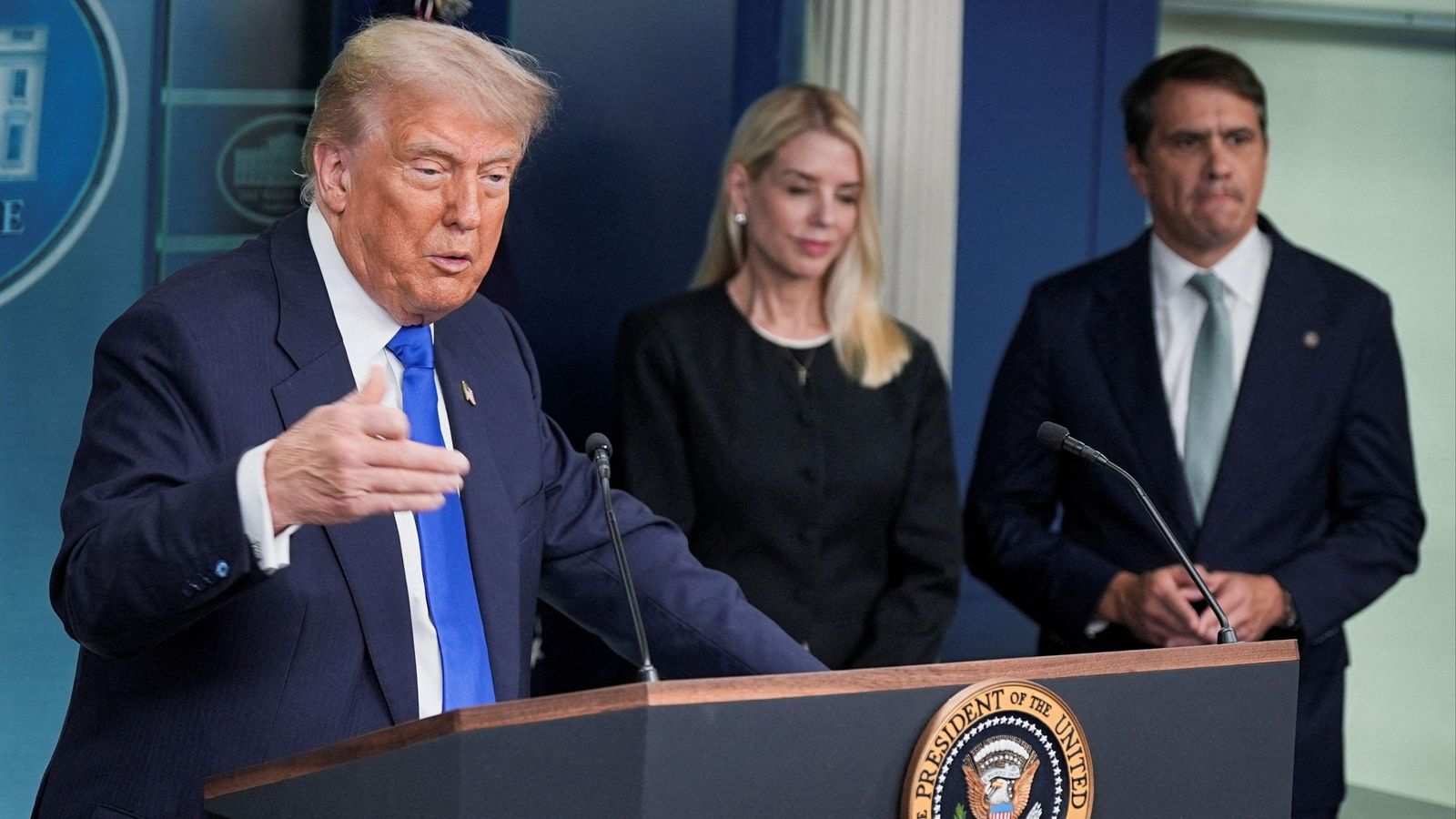 Trump en una compareixença amb els fiscals generals Pam Bondi i Todd Blanche