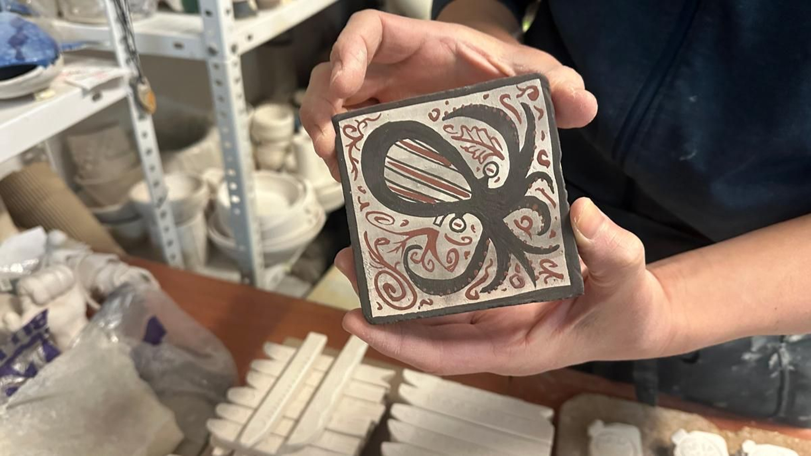 Socarrat típic de la ceràmica valenciana dissenyat per Takashi