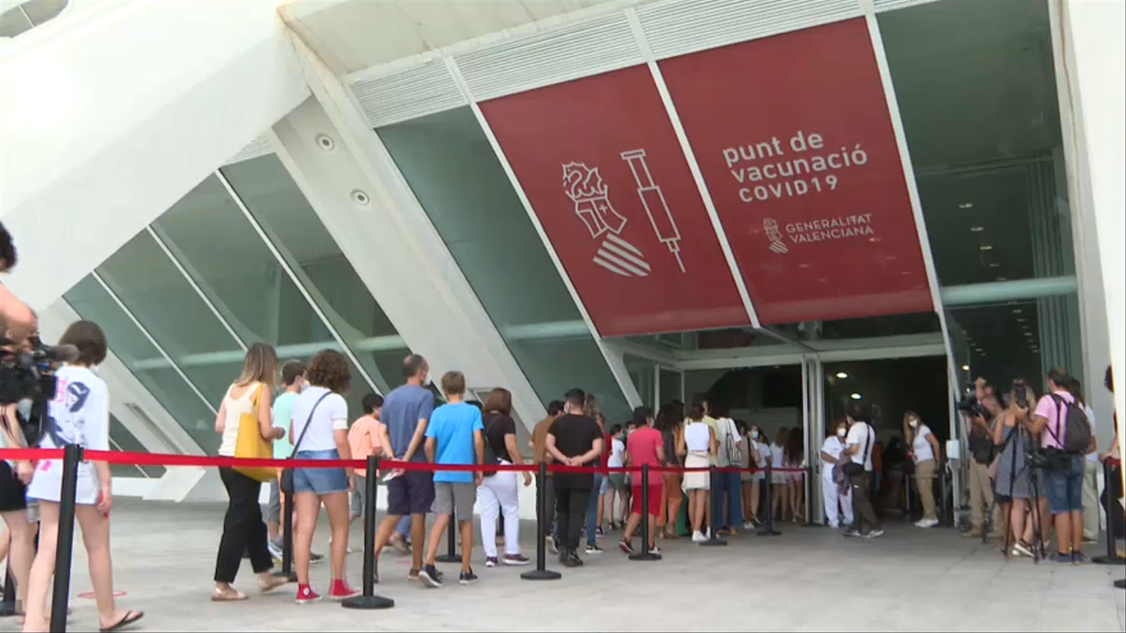Cues de vacunació sense cita prèvia, en una imatge d'arxiu