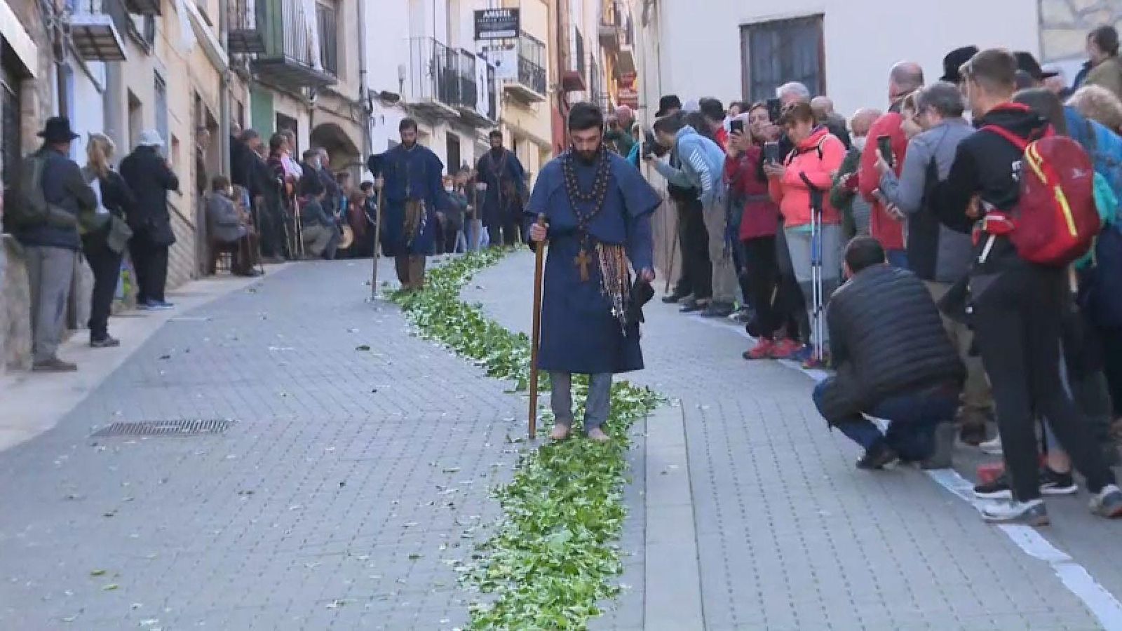 Tres dels tretze pelegins que han partit de les Useres aquest divendres