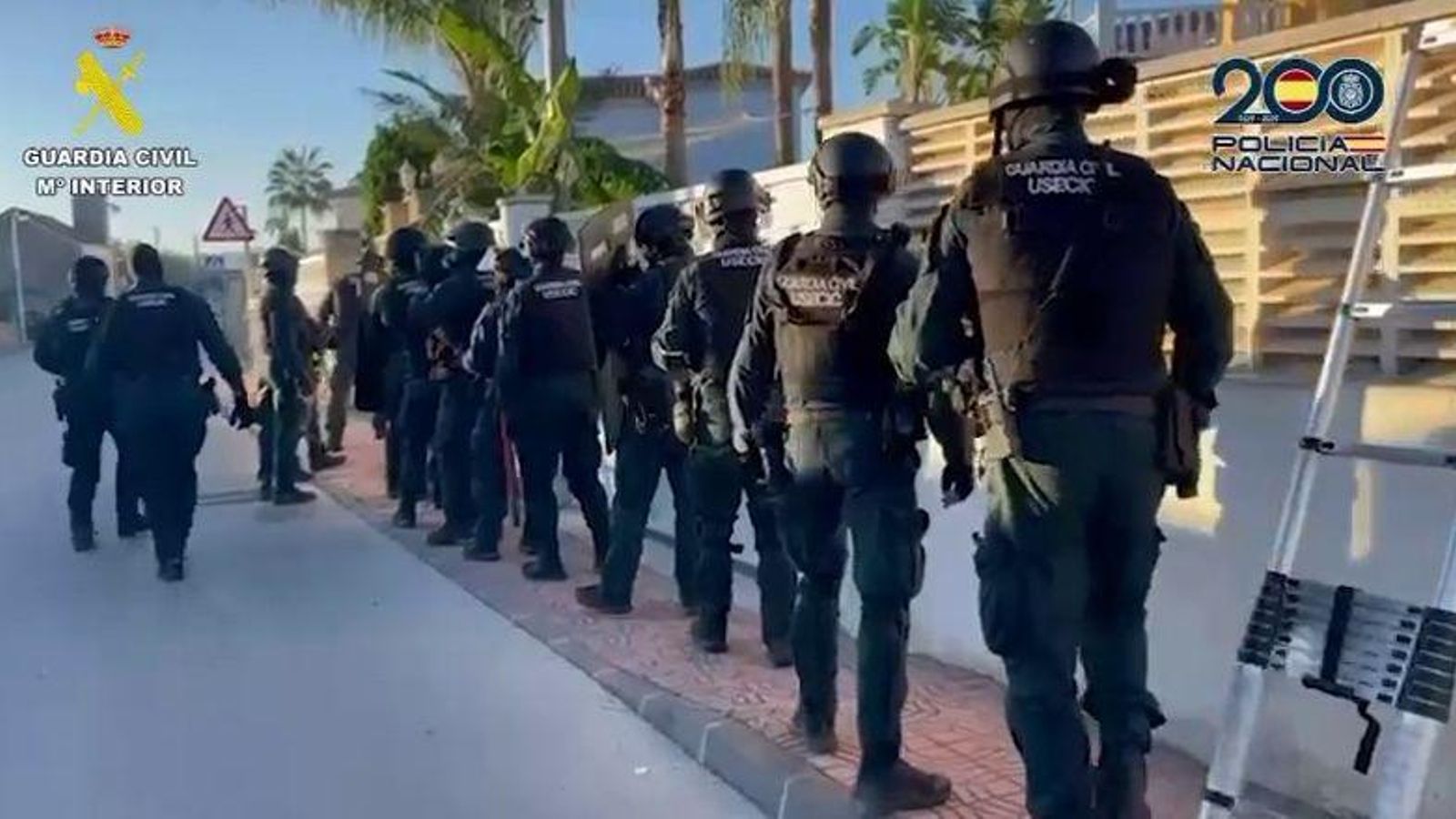 Dispositiu policial que va participar en el registre de les vivendes on operava el grup criminal a la Marina