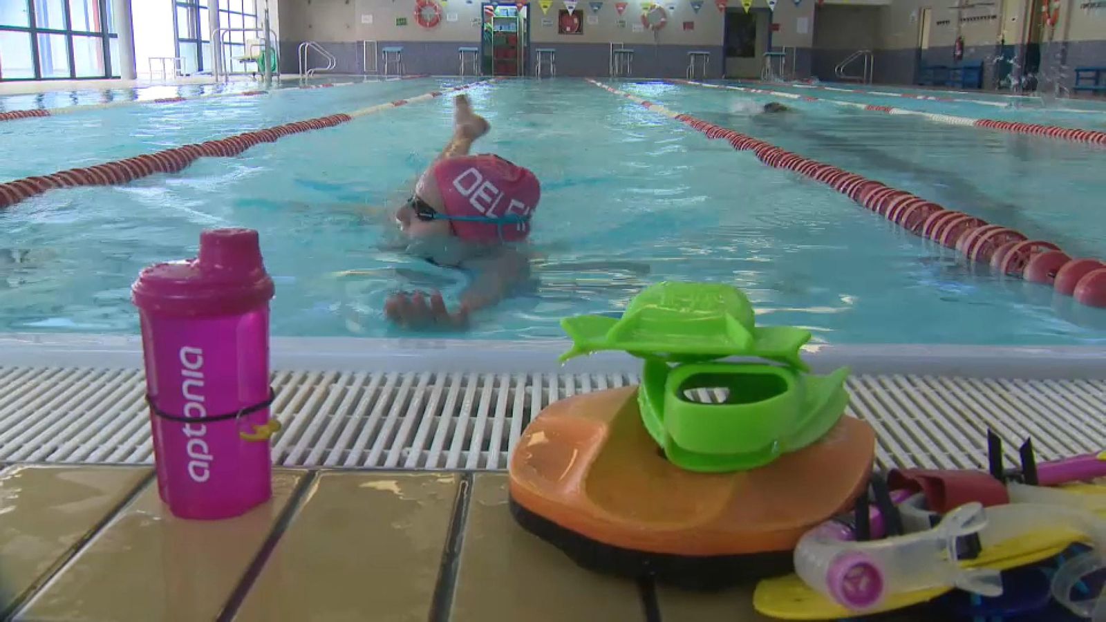Una usuària practica natació en una piscina coberta Una usuària practica natació en una piscina coberta