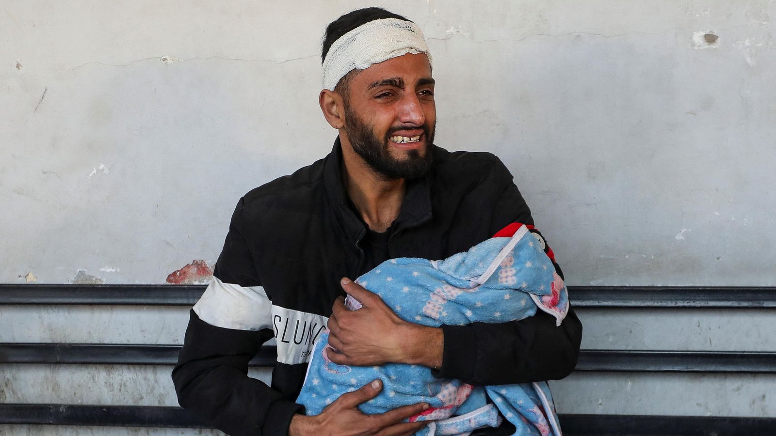 El palestí Belal Kullab plora la mort del fill Adnan, mort en un atac israelià a la Ciutat de Gaza el 8 de generDawoud Abu Alkas